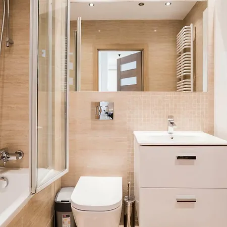 Raven Dubois, Garage In Price, 8 Min Walk To The City Center Appartamento Breslavia