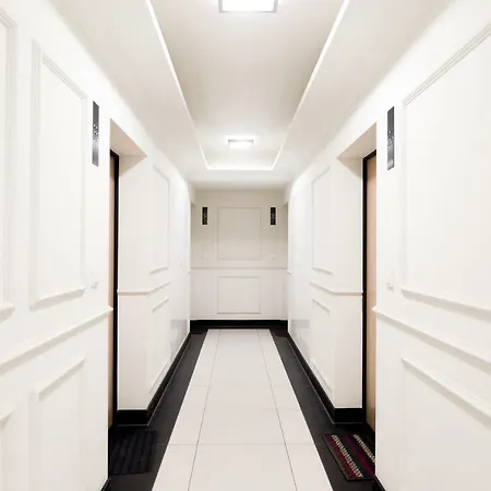 Raven Dubois, Garage In Price, 8 Min Walk To The City Center Appartamento *
